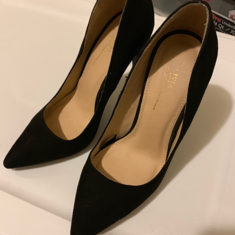 Black Pumps